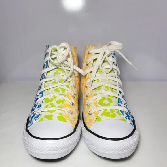 Converse Big boys size 6 And Women's Size 7.5 Sneakers.