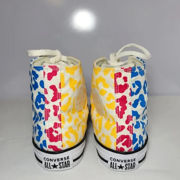 Converse Big boys size 6 And Women's Size 7.5 Sneakers.