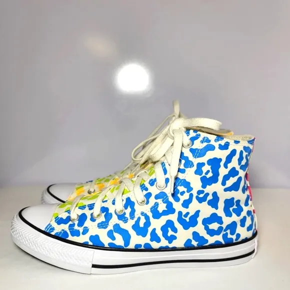 Converse Big boys size 6 And Women's Size 7.5 Sneakers.