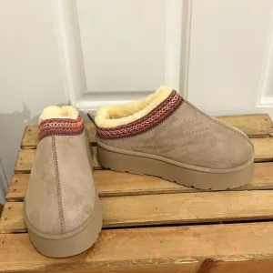 Cozy Tan Slip-On Women's Shoes faux fur lined platforms 7 brand new never worn