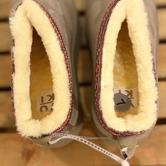 Cozy Tan Slip-On Women's Shoes faux fur lined platforms 7 brand new never worn