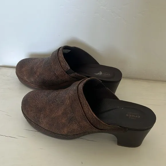 Crocs Triple Comfort Sarah Tooled Brown Mule Clogs Size 8