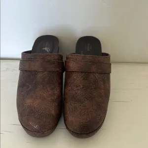 Crocs Triple Comfort Sarah Tooled Brown Mule Clogs Size 8