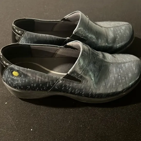 {Dansko} Blue &amp; Black Work Wonders Clog