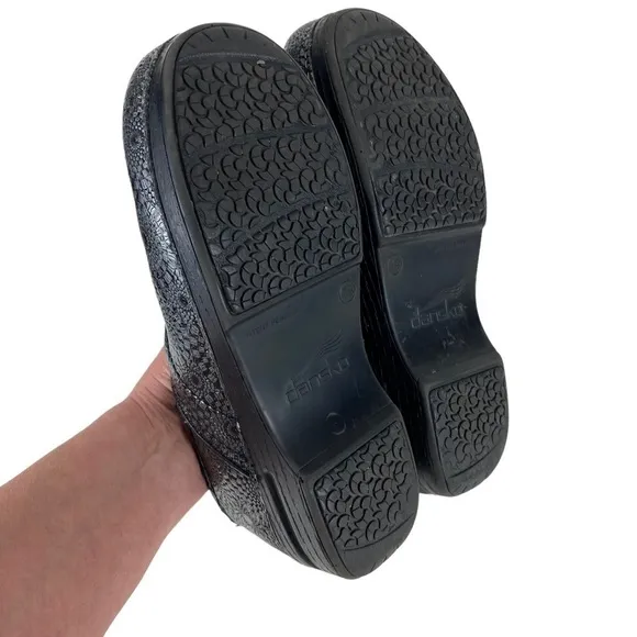Dansko Clogs Slip On Comfort Shoes Women’s Size 8.5 to 9 Leather Black Silver