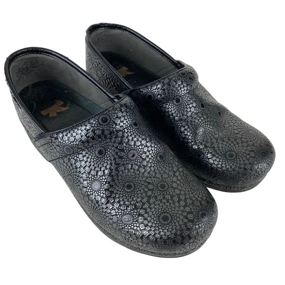 Dansko Clogs Slip On Comfort Shoes Women’s Size 8.5 to 9 Leather Black Silver