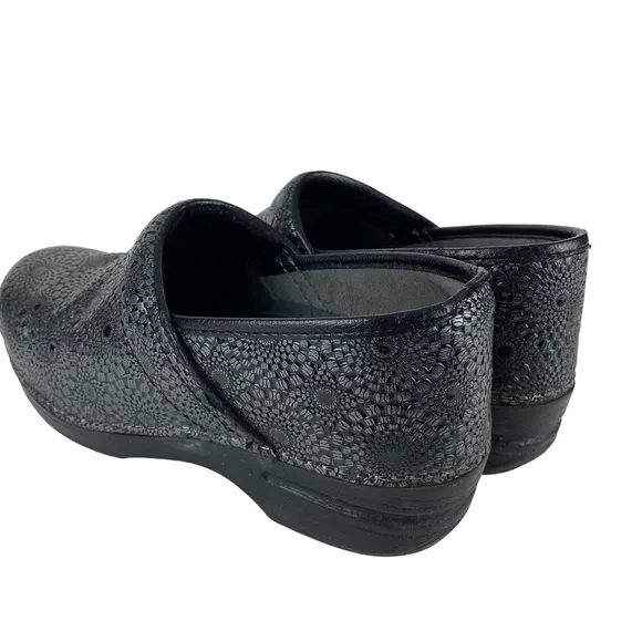 Dansko Clogs Slip On Comfort Shoes Women’s Size 8.5 to 9 Leather Black Silver