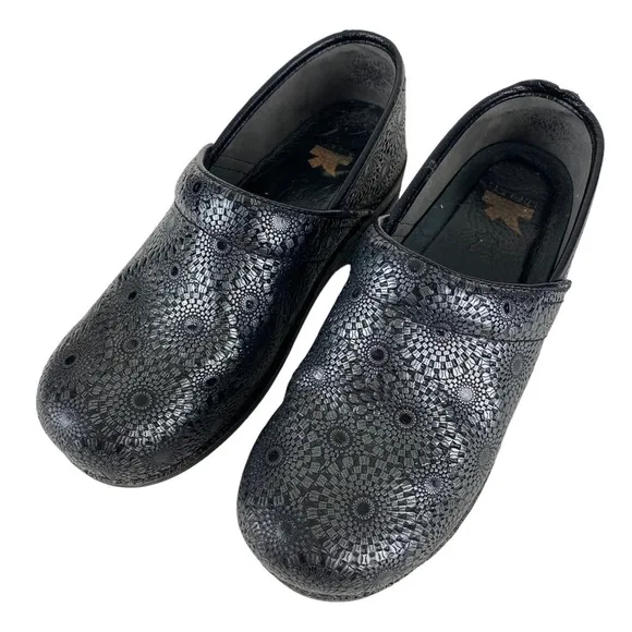 Dansko Clogs Slip On Comfort Shoes Women’s Size 8.5 to 9 Leather Black Silver