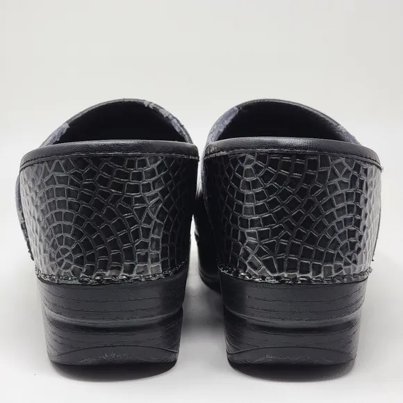 Dansko Clogs Women’s Sz EU 39 Black Patent Leather Spiderwebs Comfort Shoes
