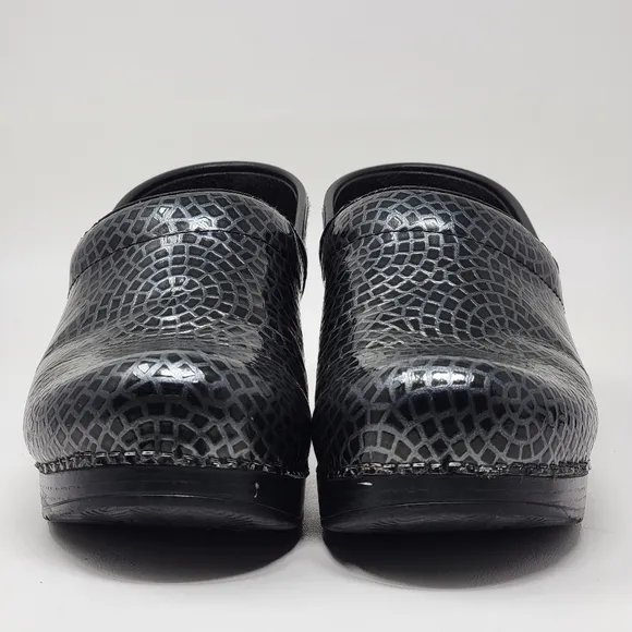 Dansko Clogs Women’s Sz EU 39 Black Patent Leather Spiderwebs Comfort Shoes