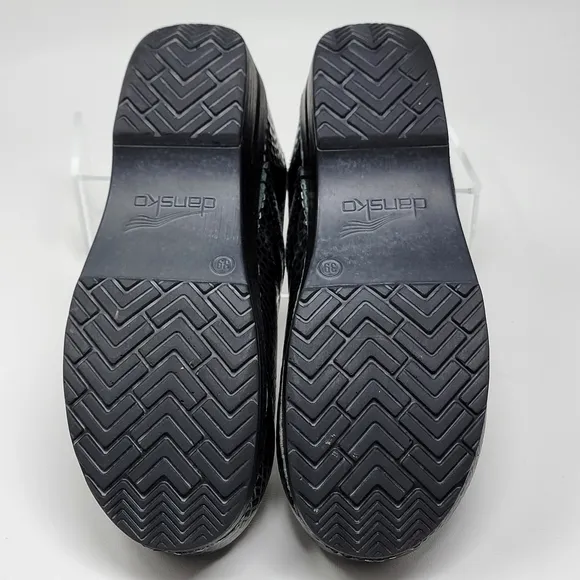 Dansko Clogs Women’s Sz EU 39 Black Patent Leather Spiderwebs Comfort Shoes