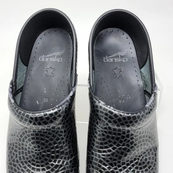 Dansko Clogs Women’s Sz EU 39 Black Patent Leather Spiderwebs Comfort Shoes