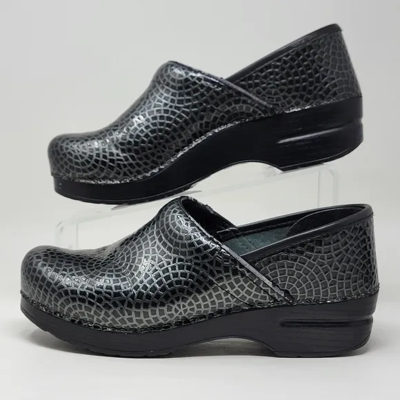 Dansko Clogs Women’s Sz EU 39 Black Patent Leather Spiderwebs Comfort Shoes