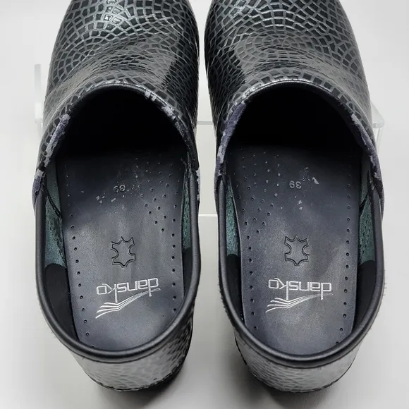 Dansko Clogs Women’s Sz EU 39 Black Patent Leather Spiderwebs Comfort Shoes