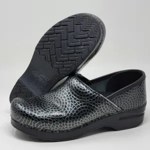 Dansko Clogs Women’s Sz EU 39 Black Patent Leather Spiderwebs Comfort Shoes