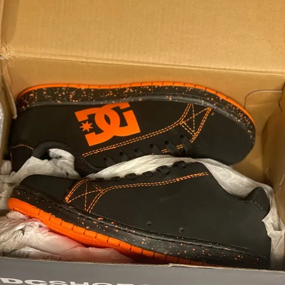 DC Gaveler Boy’s Black and Orange Sneakers size 2