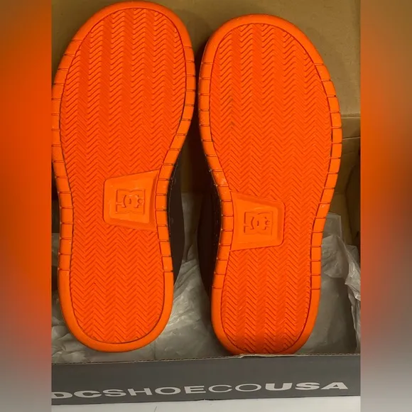 DC Gaveler Boy’s Black and Orange Sneakers size 2