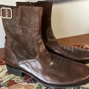 DKNY Vaughn boots