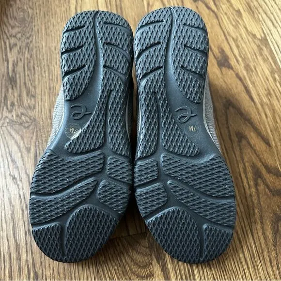 Easy Spirit Women’s Bestrong Walking Shoes in grey, size 7 NWT