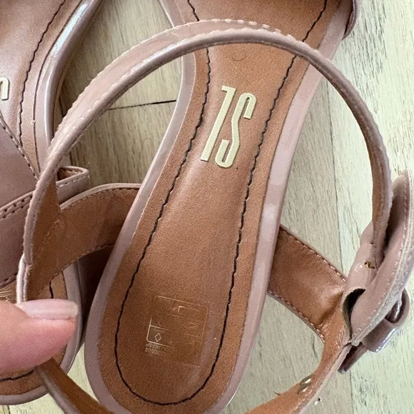 Elegant Women's Sandals in Brown