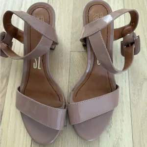 Elegant Women's Sandals in Brown