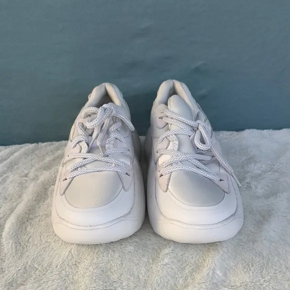 EUC Kids White UGG Sneakers Size 8