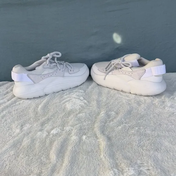 EUC Kids White UGG Sneakers Size 8