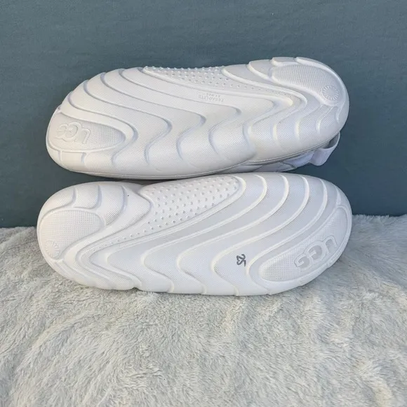 EUC Kids White UGG Sneakers Size 8