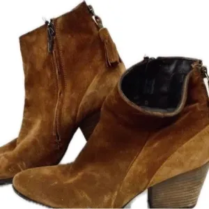 EUC Paul Green US 7M (UK 4.5) Suede brown booties  cuban heel &amp; tassle zip pull