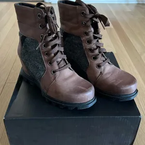 EUC Sorel Wedge Koan of Arctic boots, Sz 10