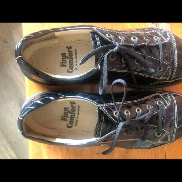 FINN COMFORT black patent leather lace up shoes