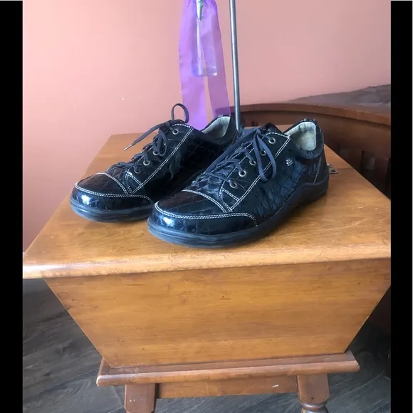 FINN COMFORT black patent leather lace up shoes
