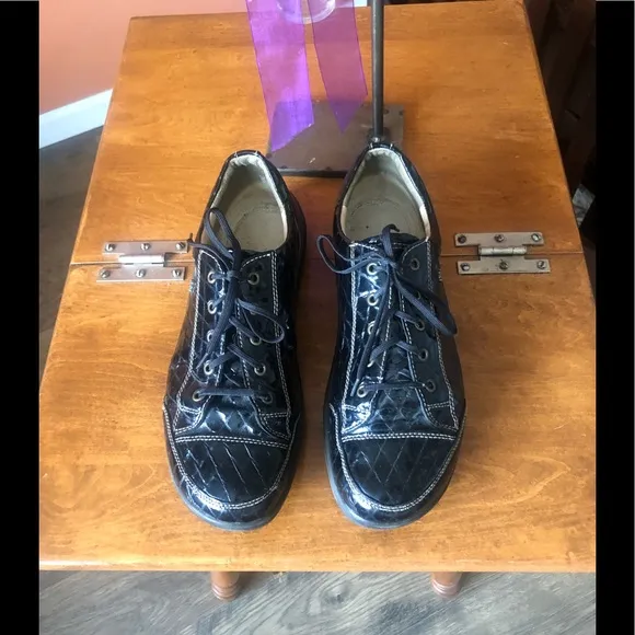 FINN COMFORT black patent leather lace up shoes