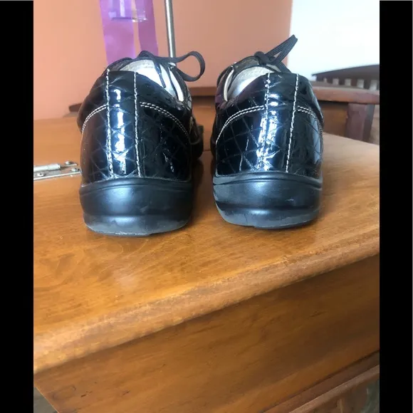FINN COMFORT black patent leather lace up shoes