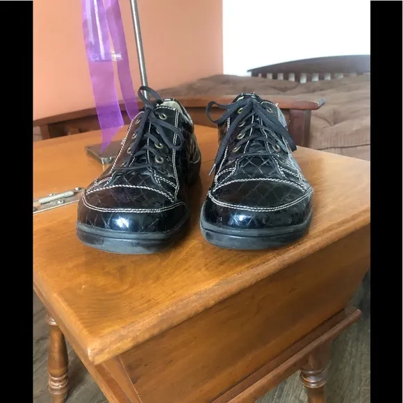 FINN COMFORT black patent leather lace up shoes