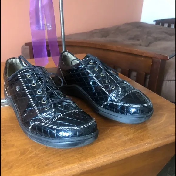 FINN COMFORT black patent leather lace up shoes