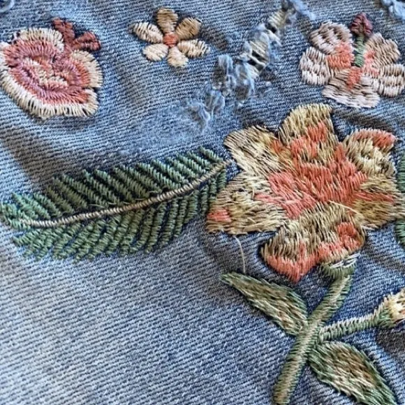 Floral Jean Shorts Ripped Distressed Wash Embroidered Flowers Size Large 17