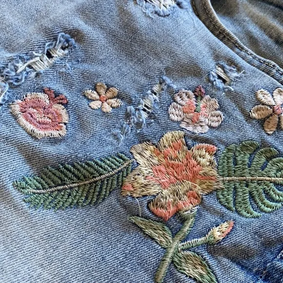 Floral Jean Shorts Ripped Distressed Wash Embroidered Flowers Size Large 17