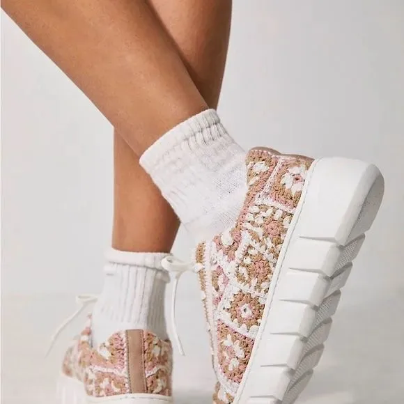 Free‎ People Catch Me If You Can Womans Crochet Sneakers 37 (6.5-7) Beige Pink
