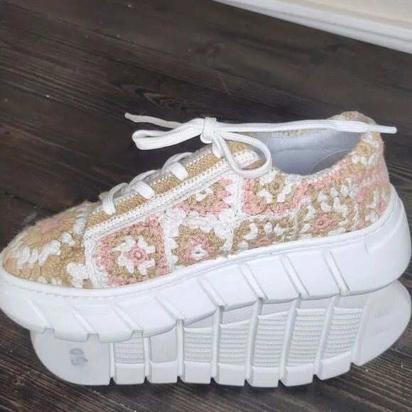 Free‎ People Catch Me If You Can Womans Crochet Sneakers 37 (6.5-7) Beige Pink