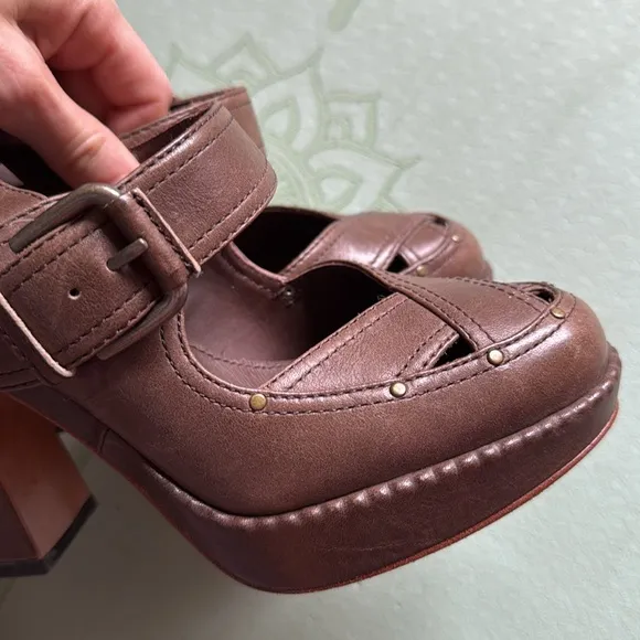 FRYE Brown Leather Women's Heeled Sandals Brassy Studs