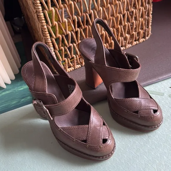 FRYE Brown Leather Women's Heeled Sandals Brassy Studs