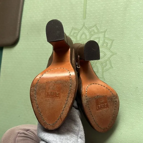 FRYE Brown Leather Women's Heeled Sandals Brassy Studs
