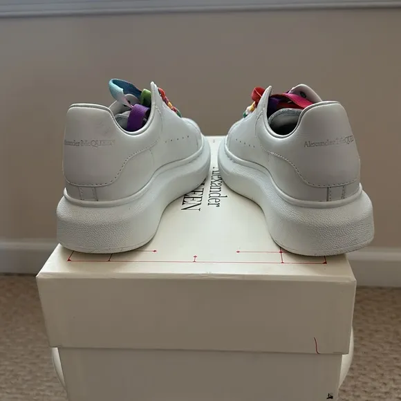 Girls Alexander McQueen white leather sneakers size 13C in great condition🥰