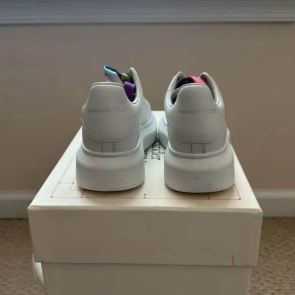 Girls Alexander McQueen white leather sneakers size 13C in great condition🥰