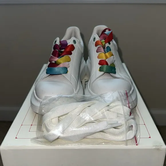 Girls Alexander McQueen white leather sneakers size 13C in great condition🥰