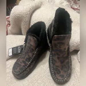 Hey Dude, NWT,  Women’s Leopard Print Fleece Lined Bootie Shoes