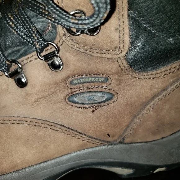 HI- TEC  brown hiking boots size 5.5