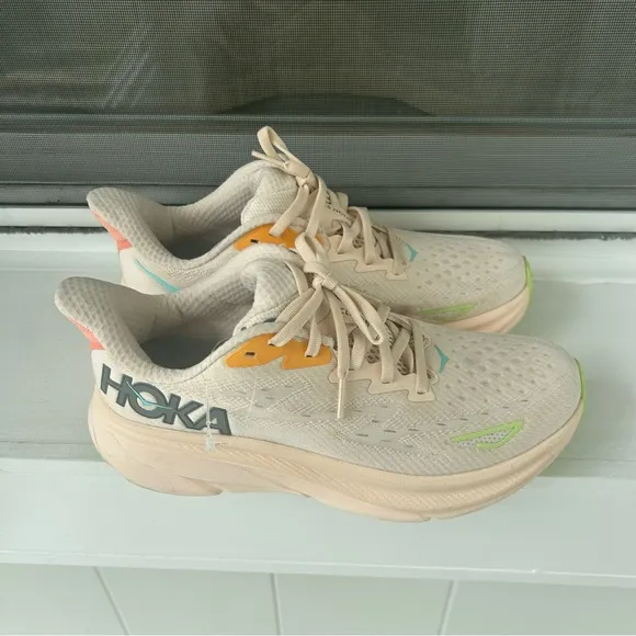 HOKA Clifton 9 Running Shoes Women’s Size 8B in Vanilla