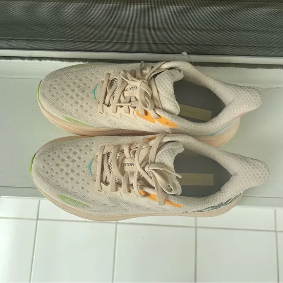 HOKA Clifton 9 Running Shoes Women’s Size 8B in Vanilla